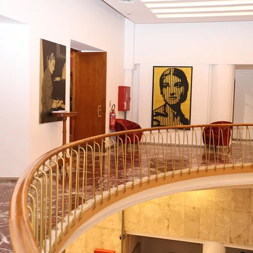 Ένα περίτεχνο πορτρέτο της Μαρίας Κάλλας κοσμεί το Ολύμπια Δημοτικό Μουσικό Θέατρο