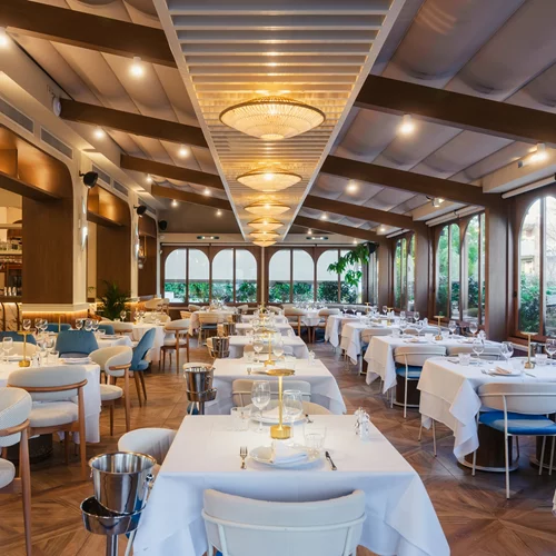 Psarlou: Εκλεκτή ψαροφαγία σε festive κλίμα