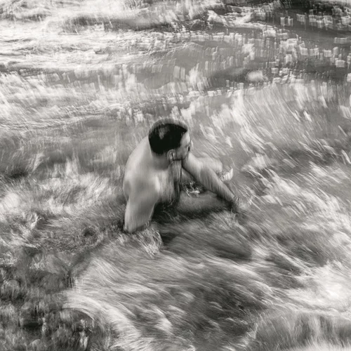 "Ψυχο-γραφίες": Η Αντιγόνη Σολομωνίδου- Δρουσιώτου φωτογραφίζει εν κινήσει τα ακίνητα σώματα των μοντέλων της