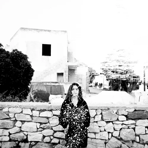 "Οι πέτρες καίνε τον Ιούλιο και μαζί καίνε και τα μάτια μου": Η έκθεση σύγχρονης τέχνης στη Μάρπησσα διερευνά ποιών τις ιστορίες λέμε και ακούμε