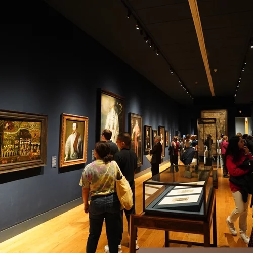 Φράνσις Μπέικον: Εξερευνώντας τη δημιουργική κληρονομιά του σπουδαίου καλλιτέχνη που γεννήθηκε σαν σήμερα (28/10)