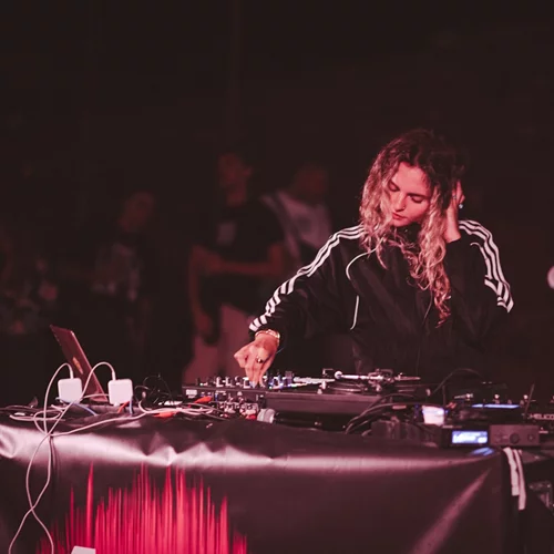 Για την DJ Pitsouni δεν υπάρχει ωραιότερο κοπλιμέντο από το "έχεις ωραία αισθητική"