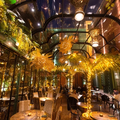 "Snob": Γιορτινή έξοδος στην πιο όμορφη αυλή του κέντρου