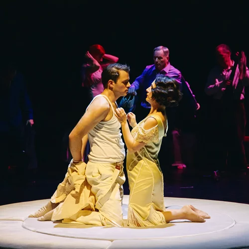 Τι κάνει την οπερέτα "Θέλω να δω τον Πάπα!" τόσο δημοφιλή;