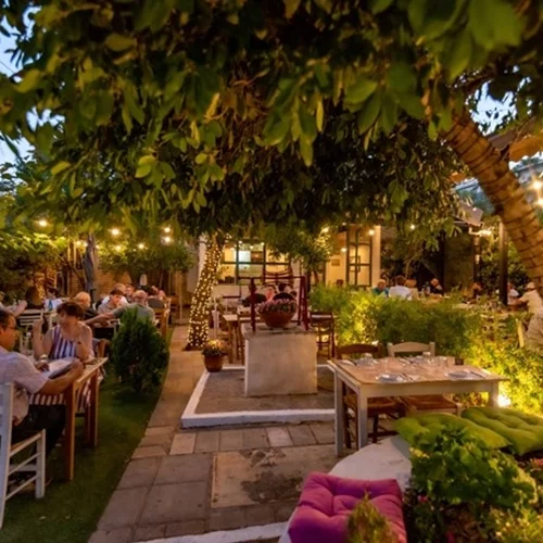 Στη "Δούκισσα" στο Χαλάνδρι το φαγητό έχει τη θέρμη της παρέας και τη γεύση της νοσταλγίας