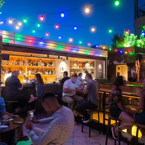 H ταράτσα στο Λοκάλι επιστρέφει ανανεωμένη