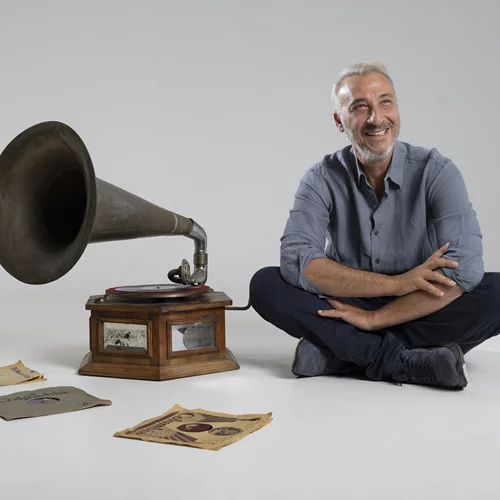 Μίνως Μάτσας: "Παίρνω τους βέβηλους ρυθμούς του Μάρκου, τις θεϊκές μελωδίες του Τσιτσάνη και τα βάζω στο δικό μου μουσικό σύμπαν"