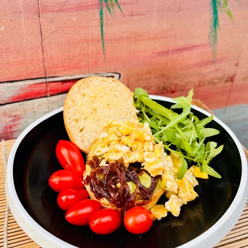 "Tiki Bar": Όταν το brunch συνάντησε την πολυνησιακή κουλτούρα