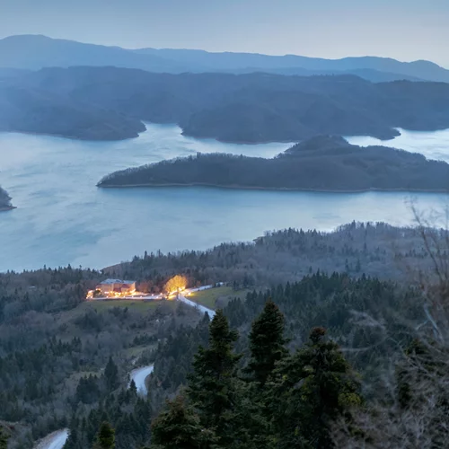 Βρήκαμε ένα μικρό χωριό χαλάρωσης και νοστιμιάς στην αγκαλιά της φύσης της λίμνης Πλαστήρα