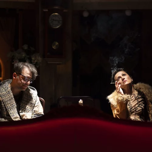 Δύο παραστάσεις που καθηλώνουν μέσα από την αφηγηματική και οπτική τους δύναμη παίζονται στο θέατρο Δίπυλον