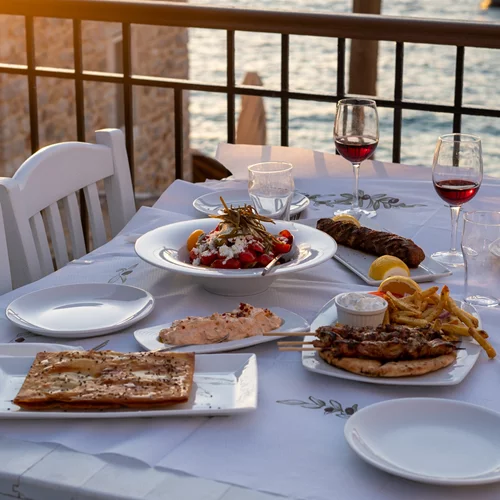 Αυτή η Taratsa στο Λιμένι της Μάνης ξέρει τι θα πει λαχταριστό φαγητό & αυθεντική φιλοξενία