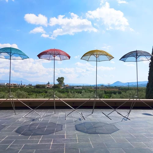 "Τέσσερις Εποχές": Οι εμβληματικές ομπρέλες του Γιώργου Ζογγολόπουλου στο Κτήμα Σκούρα