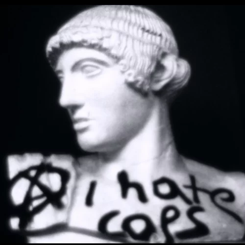 Για την Κατερίνα Κομιανού η φτωχή, αναλογική καταγραφή των ιστορικά φορτισμένων χώρων της πόλης είναι αντίσταση