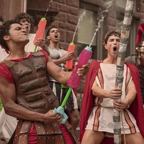 Το "Overcompensating" είναι απόδειξη πως το brat summer δε θα τελειώσει ποτέ (trailer)