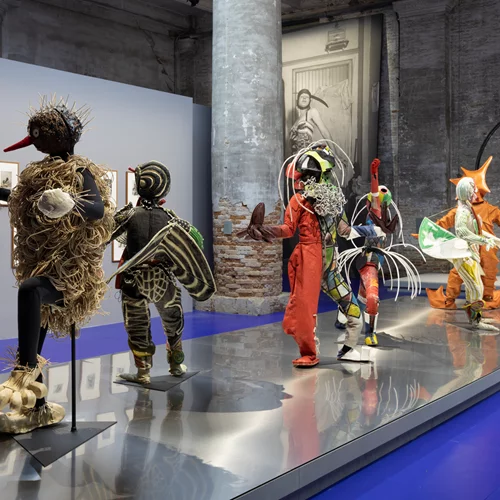 H 59η Μπιενάλε Βενετίας προσπαθεί να απαντήσει στα μετα-ανθρώπινα σημερινά ερωτήματα κοιτώντας προς το παρελθόν