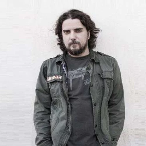 Ο Στάθης Δρογώσης τραγουδά "Πριν σβήσουν τα φώτα"