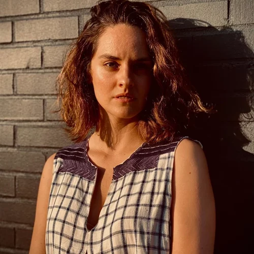 Η Νοεμί Μερλάν βγαίνει "στο μπαλκόνι" για τα γυναικεία δικαιώματα