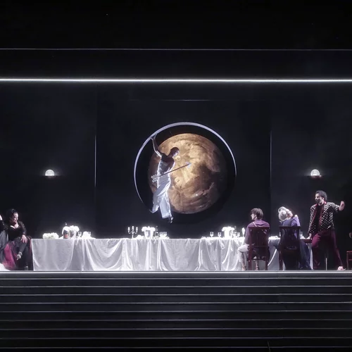 Διάσημοι συντελεστές απογειώνουν όπερες με πρωταγωνιστές ...outsiders σε Σάλτσμπουργκ και Πέζαρο