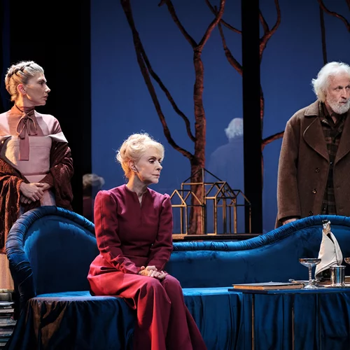 Ξεκινούν οι "Bρικόλακες" του Ίψεν στο Εθνικό Θέατρο