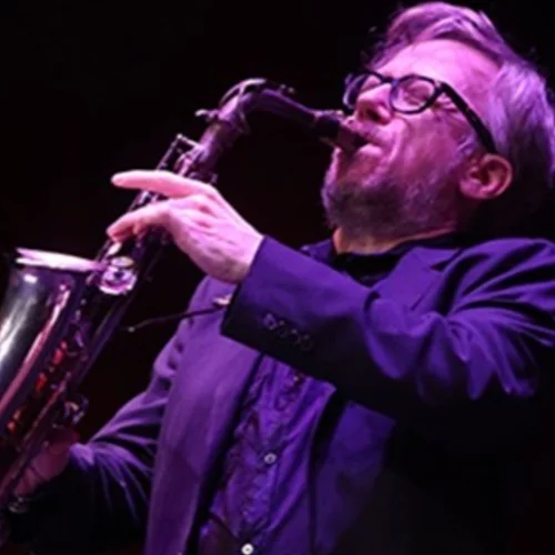 Ο Δημήτρης Τσάκας μάς μεταφέρει σε έναν μαγικό κόσμο μουσικής, ποίησης και τζαζ στο Half Note