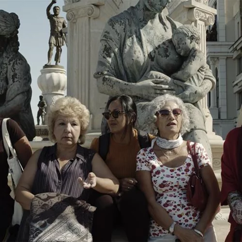 "Καθαρές Πόλεις": Το ντοκιμαντέρ του επιτυχημένου θεατρικού της Στέγης ρίχνει φως στις ζωές μεταναστριών