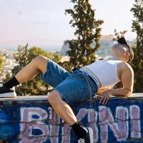 Dolly Vara: "Σκοπός είναι να διασκεδάσουμε με το τραύμα μας"