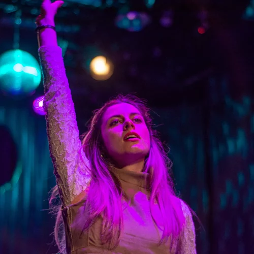 Η παράσταση "Νύχτες" βασισμένη στο έργο του Ντοστογιέφσκι για δύο ακόμα παραστάσεις στο Studio Μαυρομιχάλη