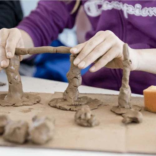 Τα παιδιά ανακαλύπτουν το Βιομηχανικό Μουσείο Φωταερίου παίζοντας με χώμα και νερό