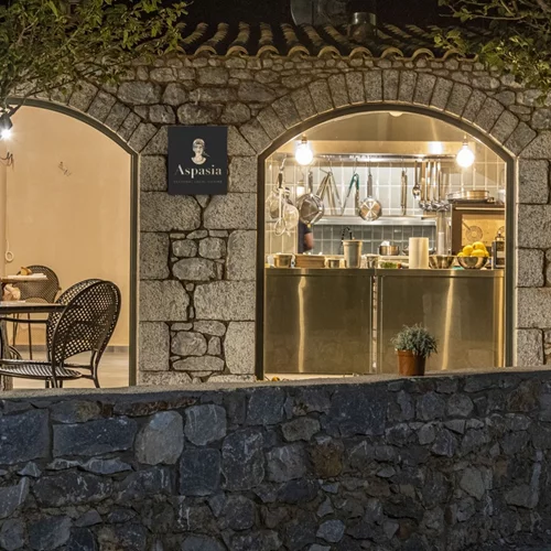 Κάναμε ποδαρικό στο "Aspasia" της Σταυριανής Ζερβακάκου στη Μάνη