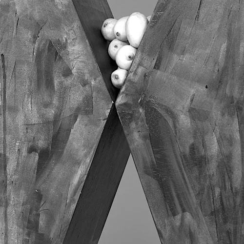 "Στάχυα πέφτουν σε τσιμεντένια δάπεδα": Μια γλυπτική εγκατάσταση αναδύει μύθους και την ιστορία της Ελευσίνας