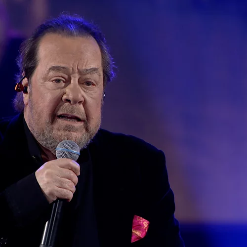 Ο Γιάννης Πάριος γιορτάζει τον έρωτα στο "Σπίτι με το Mega"