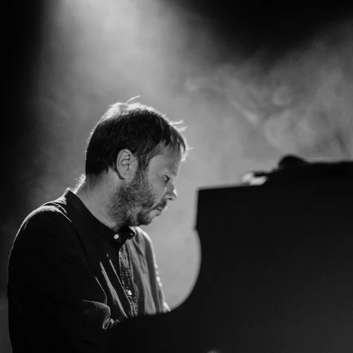 Ο Σπύρος Μάνεσης φέρνει την πολυδιάστατη μουσική του στο Theatre of the NO