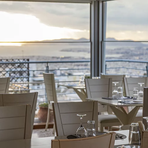 Video walkthrough: H Ναταλία Δραγούμη για εκλεκτή ψαροφαγία και μαγική θέα στο "Μπαλκόνι στις Κυκλάδες"