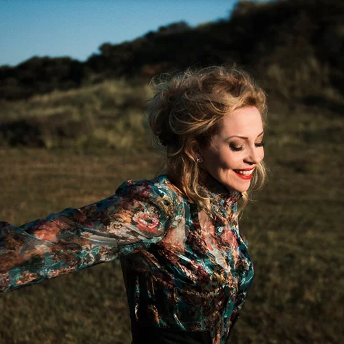 Η Anneke Van Giersbergen γυρίζει την Ελλάδα