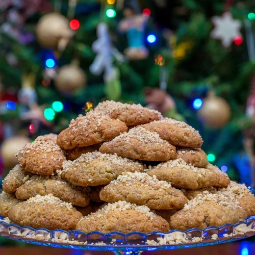 Από το μελομακάρονο στο panettone, τα top γιορτινά γλυκά της πόλης και πού θα τα βρείτε
