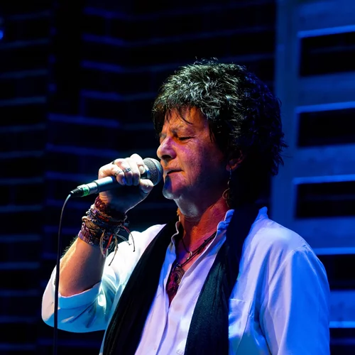 Φωτεινή Βελεσιώτου: Δυναμική πρεμιέρα στη "Σφίγγα", με χορούς, τραγούδι και λαϊκές πενιές