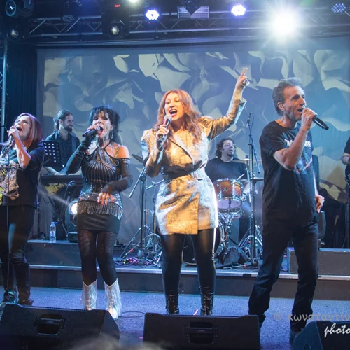 Μαντώ, Μπίγαλης, Πωλίνα και Βόσσου σε μια αποκριάτικη συναυλία γεμάτη κέφι και χορό