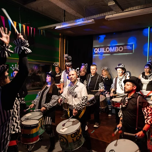 Samba με τους Quilombo στο Μέγαρο Μουσικής, σε μια βραδιά χωρίς καθίσματα