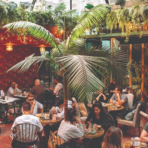 "Snob Athens": Ένα espresso gastro bar με σαγηνευτικό κήπο