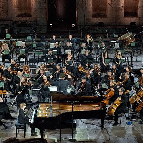Πολλές δυνατότητες και υποσχέσεις από Συμφωνική Ορχήστρα ΕΡΤ και Μιχάλη Οικονόμου