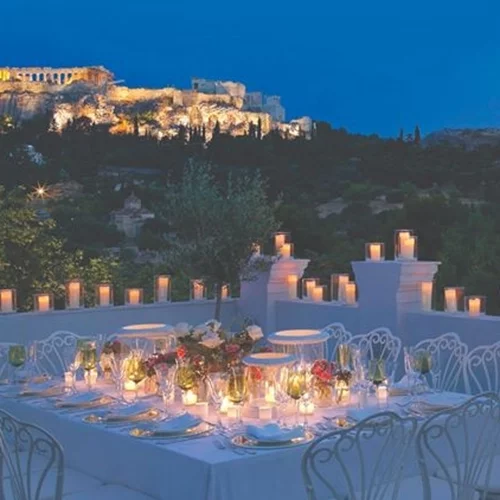 Εστιατόρια και μπαρ σε ταράτσες και αυλές για την Πανσέληνο του Αυγούστου