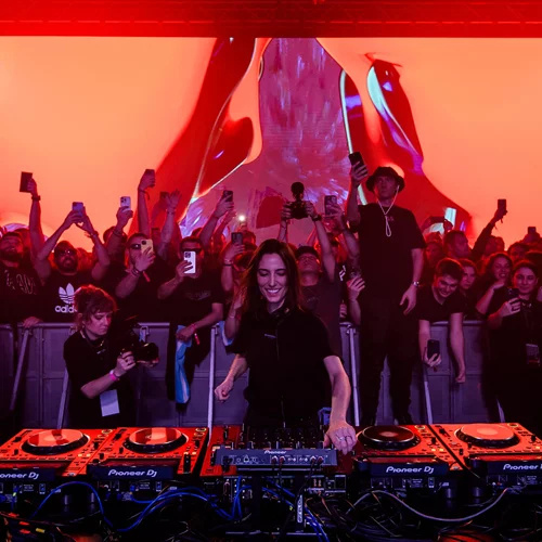 Το απόλυτο love story της Amelie Lens με την techno