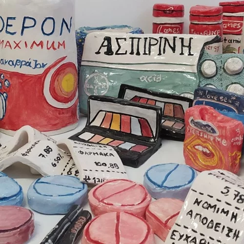 "Basic needs": Τι δουλειά έχει μια έκθεση κεραμικής σε φαρμακείο;