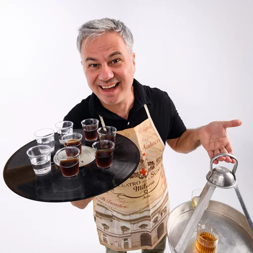 Με νέα παράσταση υποδέχεται το 2024 ο Χριστόφορος Ζαραλίκος!