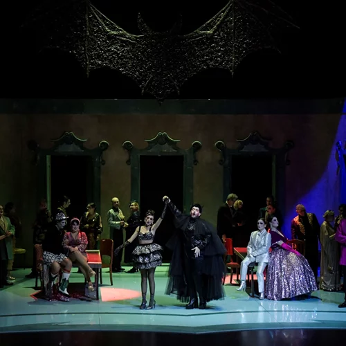 Ο Γιάννης Σκουρλέτης σκηνοθετεί τη "Νυχτερίδα" στο Ολύμπια