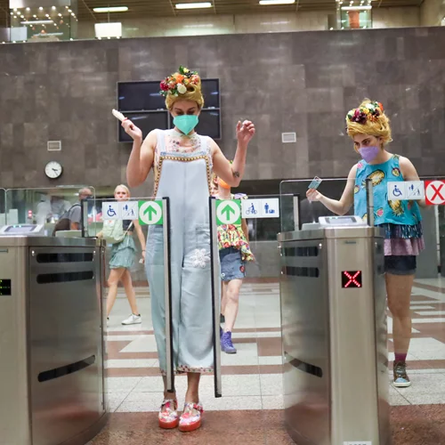 "Μήδεια" από το Εθνικό Θέατρο: Δείτε φωτογραφίες του δρώμενου στο μετρό Συντάγματος