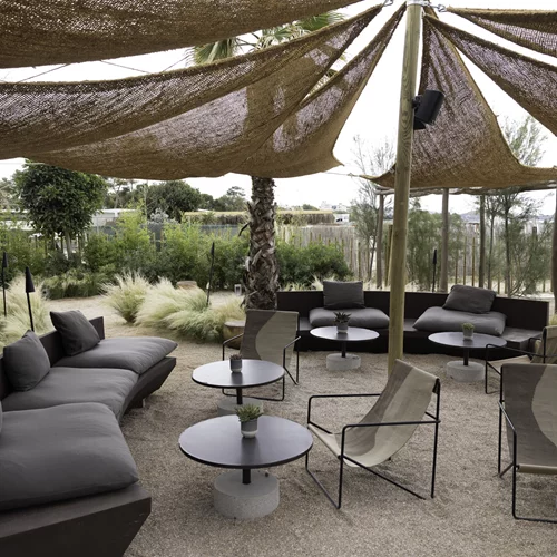 The C Beach Club: Μυκονιάτικα vibes και κομψή θαλασσοφαγία