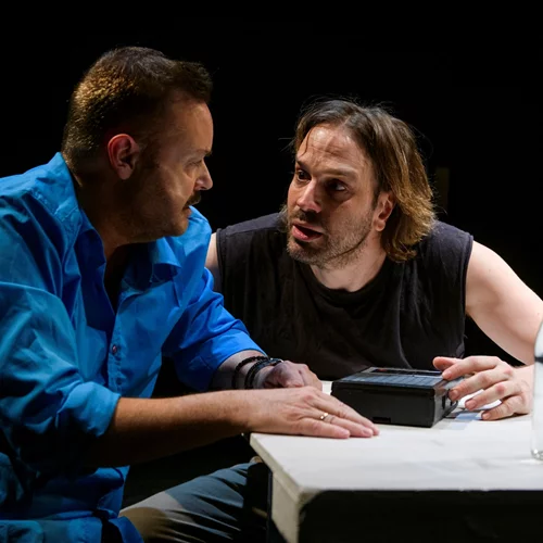 Η ιδιομορφία της ελληνικής οικογένειας βρίσκεται στον πυρήνα της "Κασέτας" που παίζεται για λίγο ακόμα