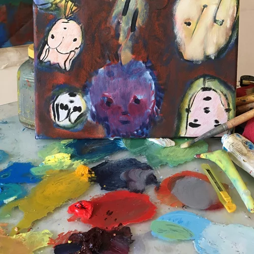 Στην έκθεση "Από την οπτική του Ναι" παρουσιάζονται ζωγραφικά έργα που γίνονται κατά τη διάρκεια της έκθεσης