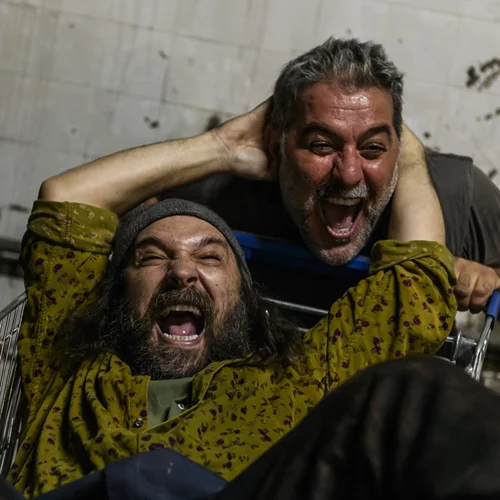 Συνεχόμενα sold out για την παράσταση "Άνθρωποι και ποντίκια" του Βασίλη Μπισμπίκη